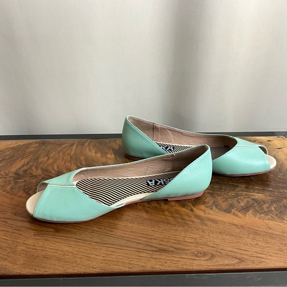Esska Mint Leather Open Toe Flat, New in Box - Picture 6 of 8
